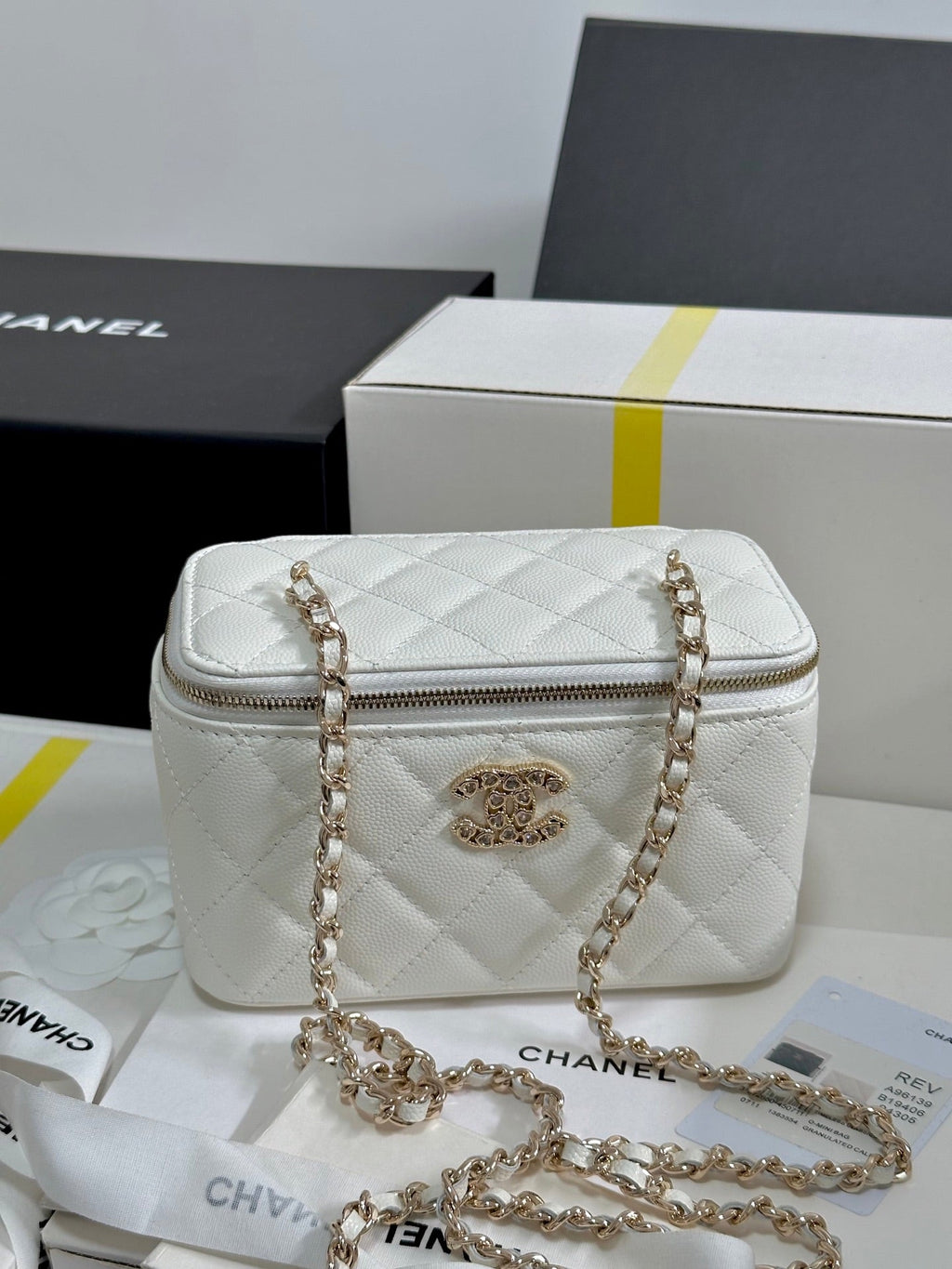 CHANEL VANITY CASE 17 CRYSTAL STUDDED LOGO IN WHITE CALFSKIN GOLD HARDWARE