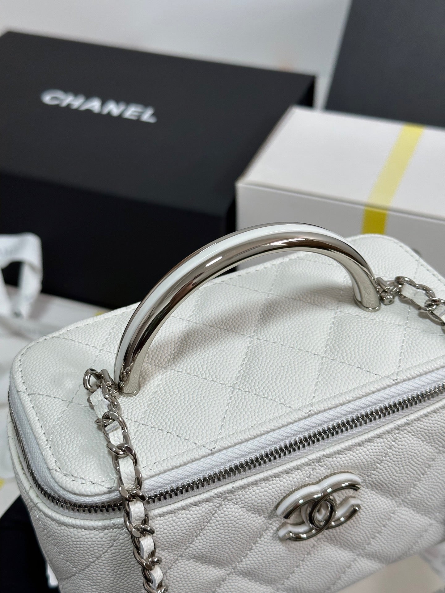 CHANEL MINI VANITY TOP HANDLE CASE 17 IN WHITE CAVIAR SKIN SILVER-TONE PLATED METAL
