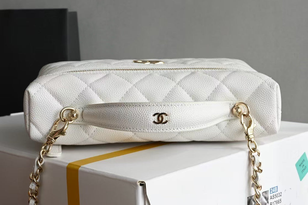 CHANEL COSMETIC BAG 19 IN WHITE GRAINED CALFSKIN GOLD HARDWARE