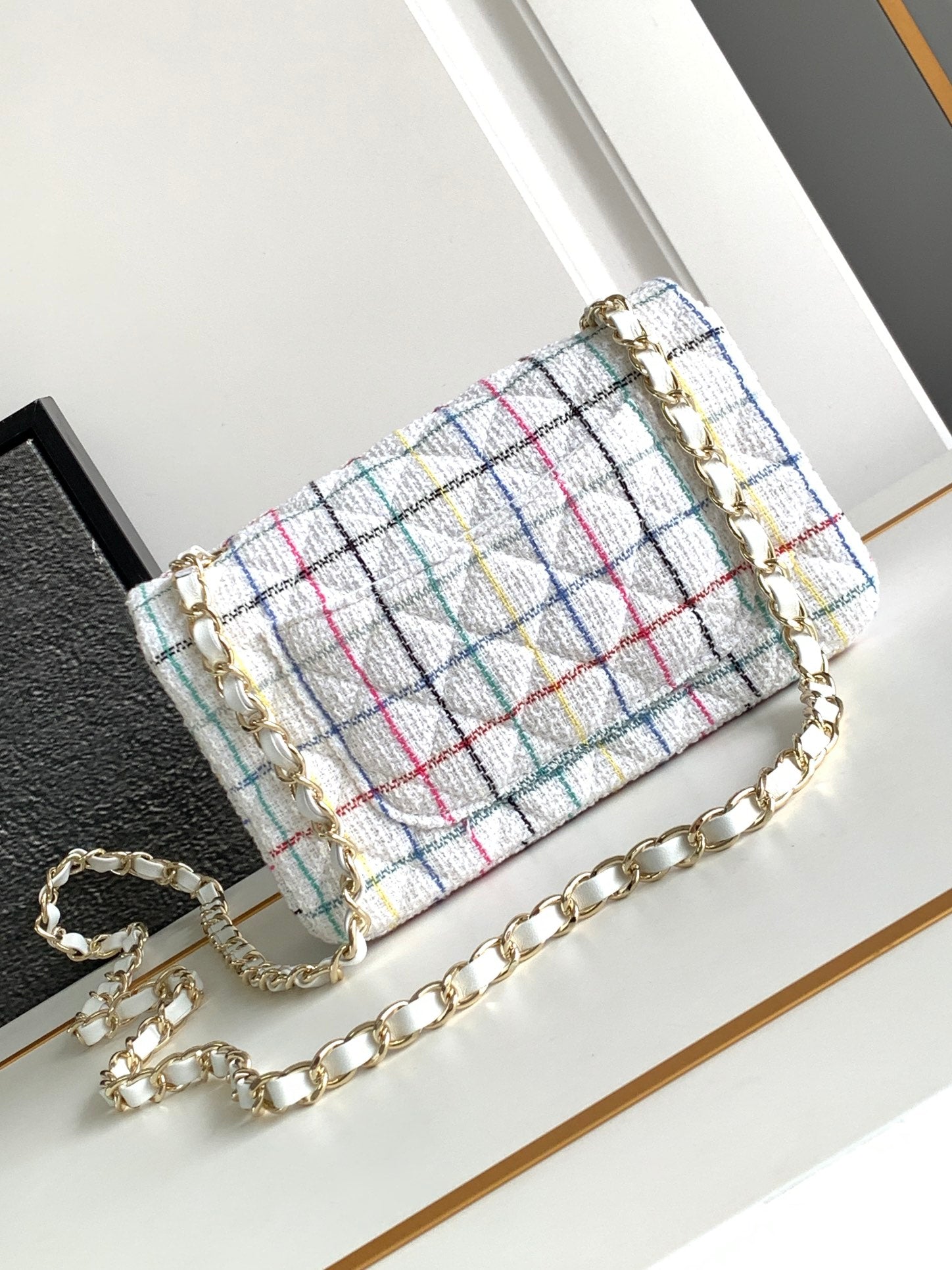 CHANEL MEDIUM 25 FLAP BAG IN WHITE WOOL TWEED
