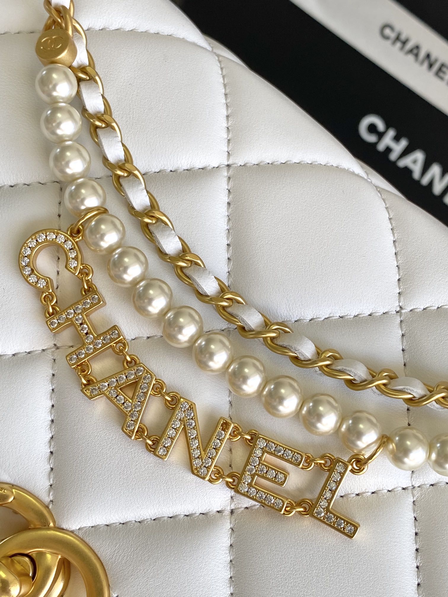 CHANEL MEDIUM 22 FLAP BAG IN WHITE LAMBSKIN GOLD HARDWARE
