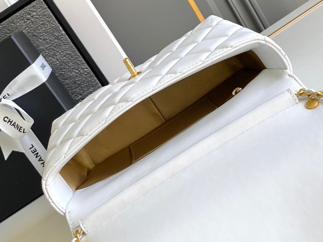 CHANEL MEDIUM 22 FLAP BAG IN WHITE LAMBSKIN GOLD HARDWARE