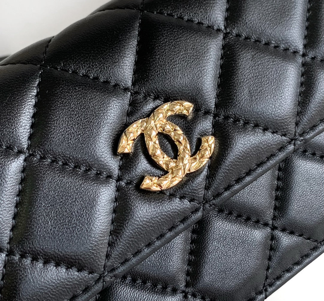 CHANEL 18 FLAP BAG WITH HANDLE IN BLACK CALFSKIN
