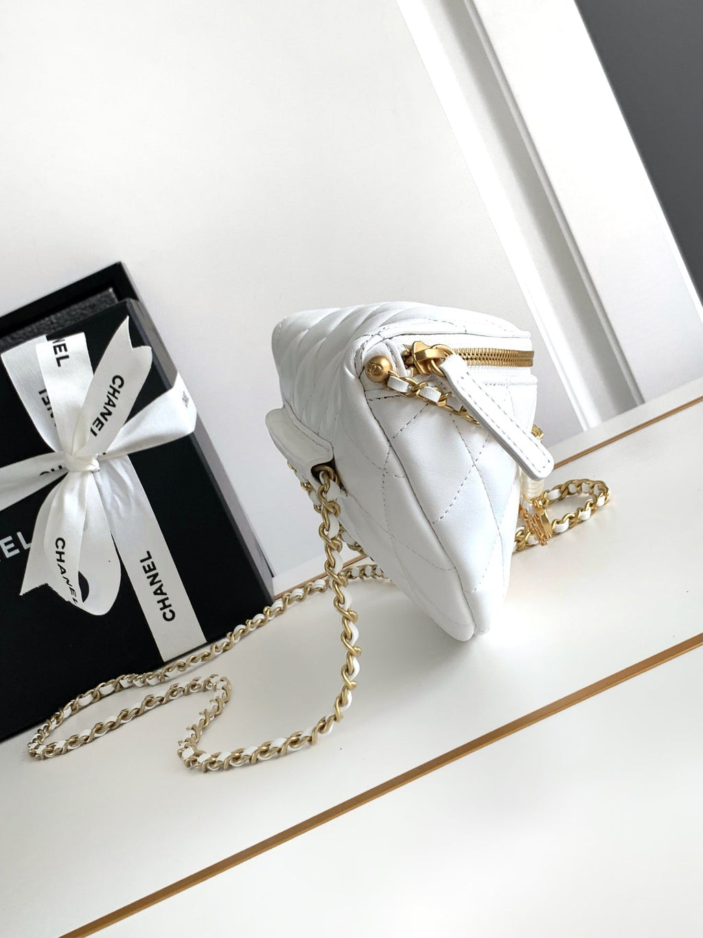 CHANEL WAIST 24 BAG IN WHITE CALFSKIN WITH PEARL CHAIN AND GOLD HARDWARE