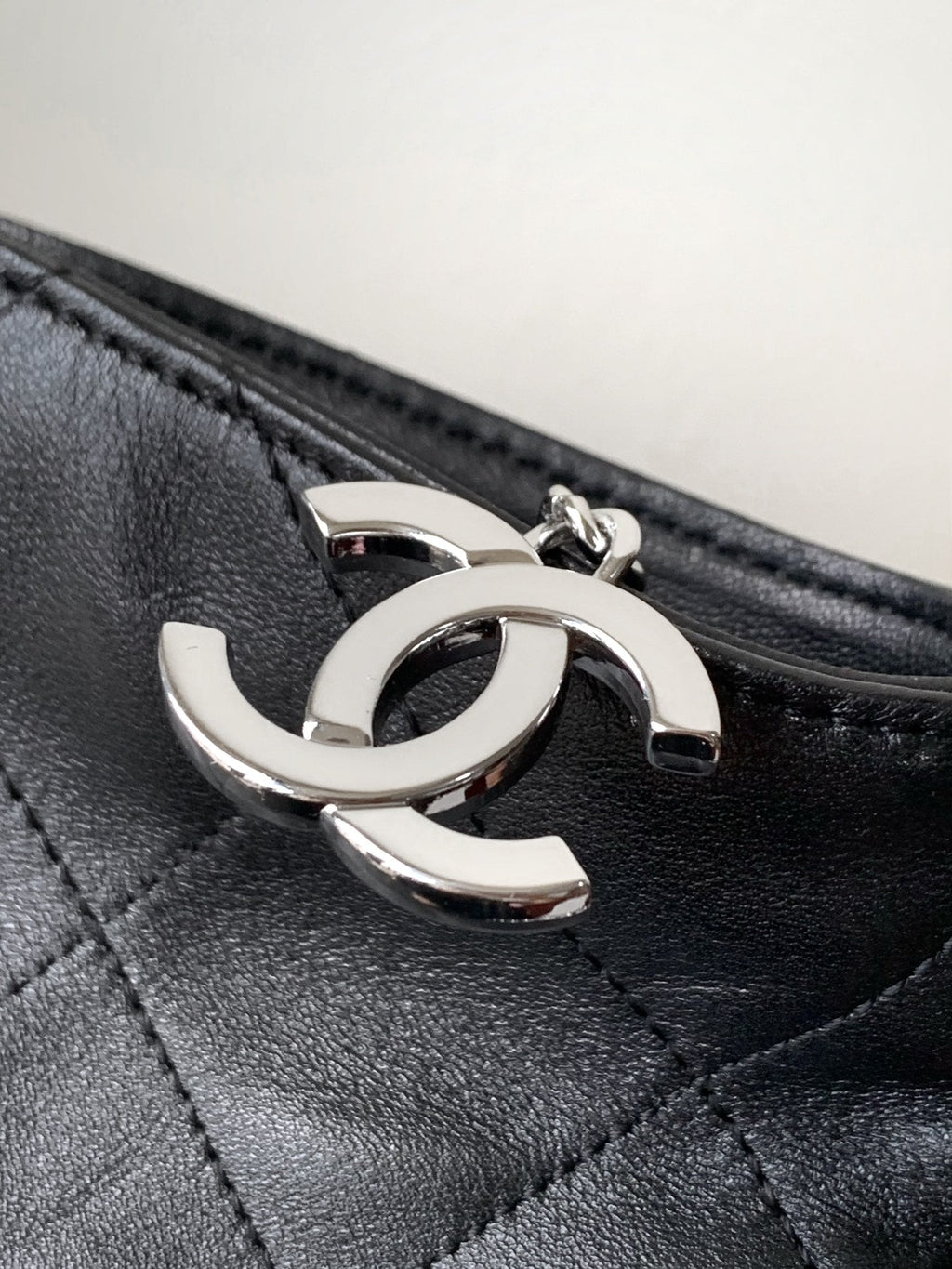 CHANEL SHOULDER BAG 40 IN BLACK SOFT LAMBSKIN EMBOSSED LOGO SILVER HARDWARE