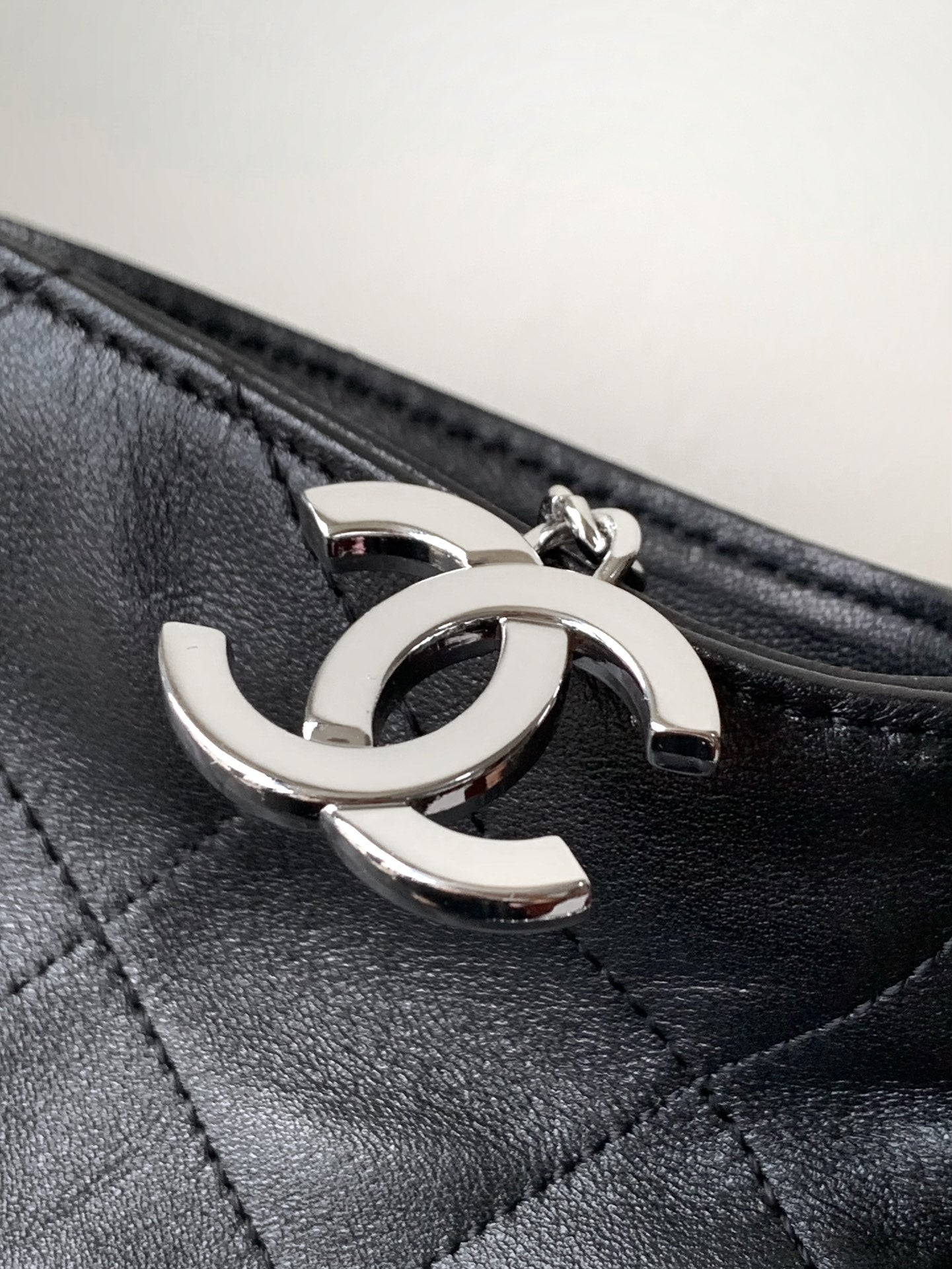 CHANEL SHOULDER BAG 40 IN BLACK SOFT LAMBSKIN EMBOSSED LOGO SILVER HARDWARE