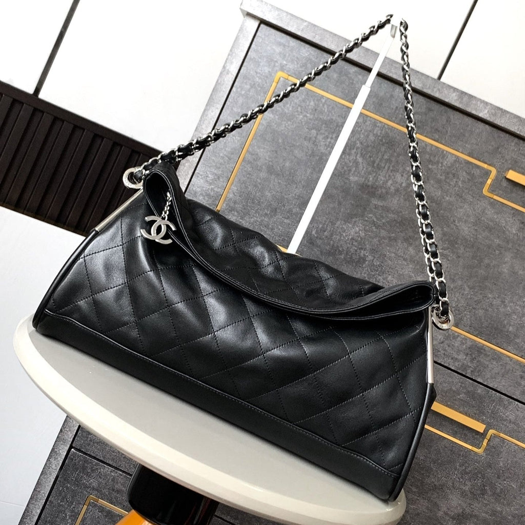 CHANEL SHOULDER BAG 40 IN BLACK SOFT LAMBSKIN EMBOSSED LOGO SILVER HARDWARE