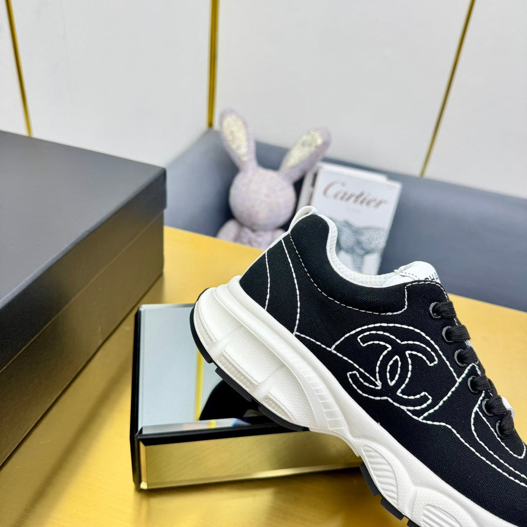 CHANEL SNEAKER IN BLACK MIX WHITE BREATHABLE FABRIC