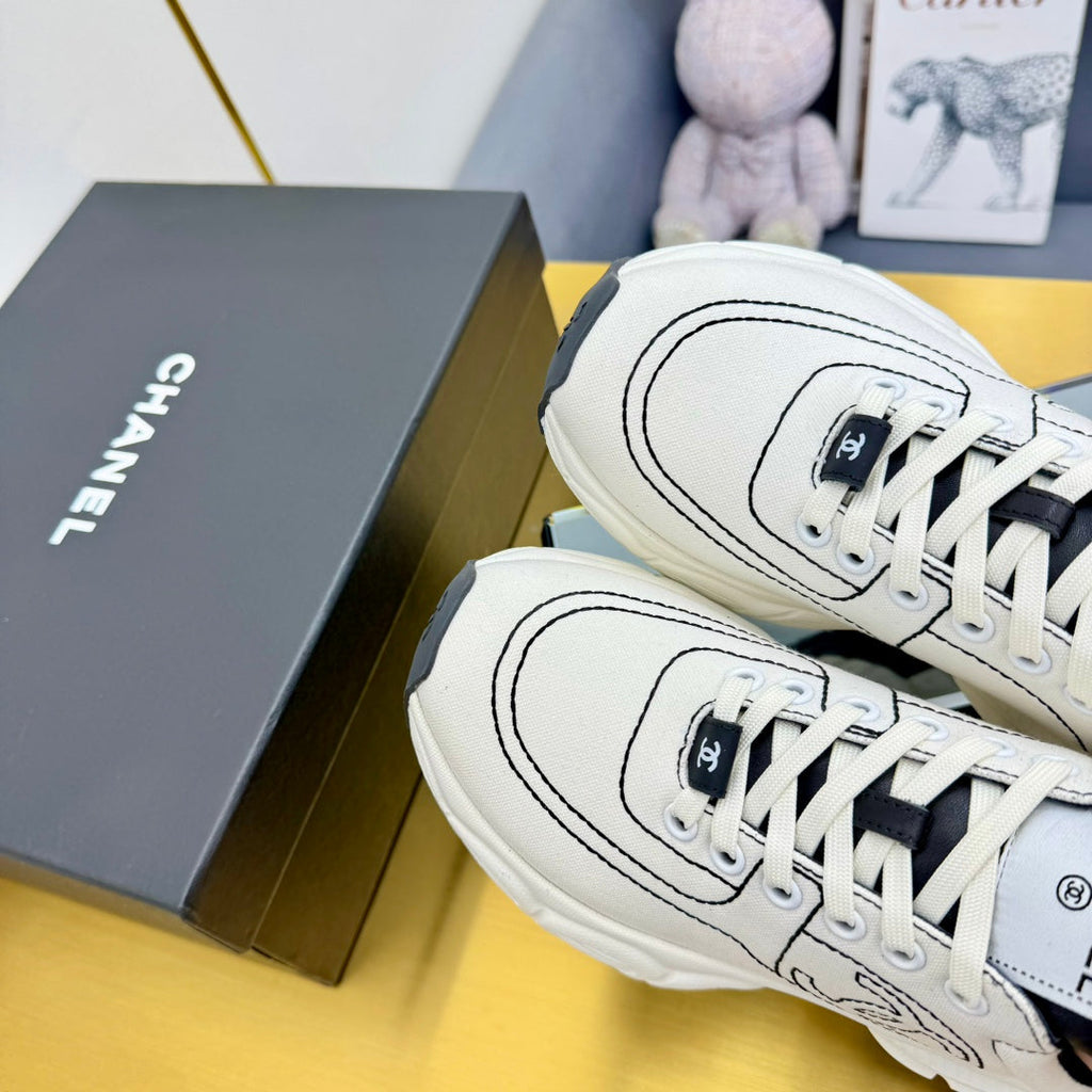 CHANEL SNEAKER IN WHITE MIX BLACK BREATHABLE FABRIC