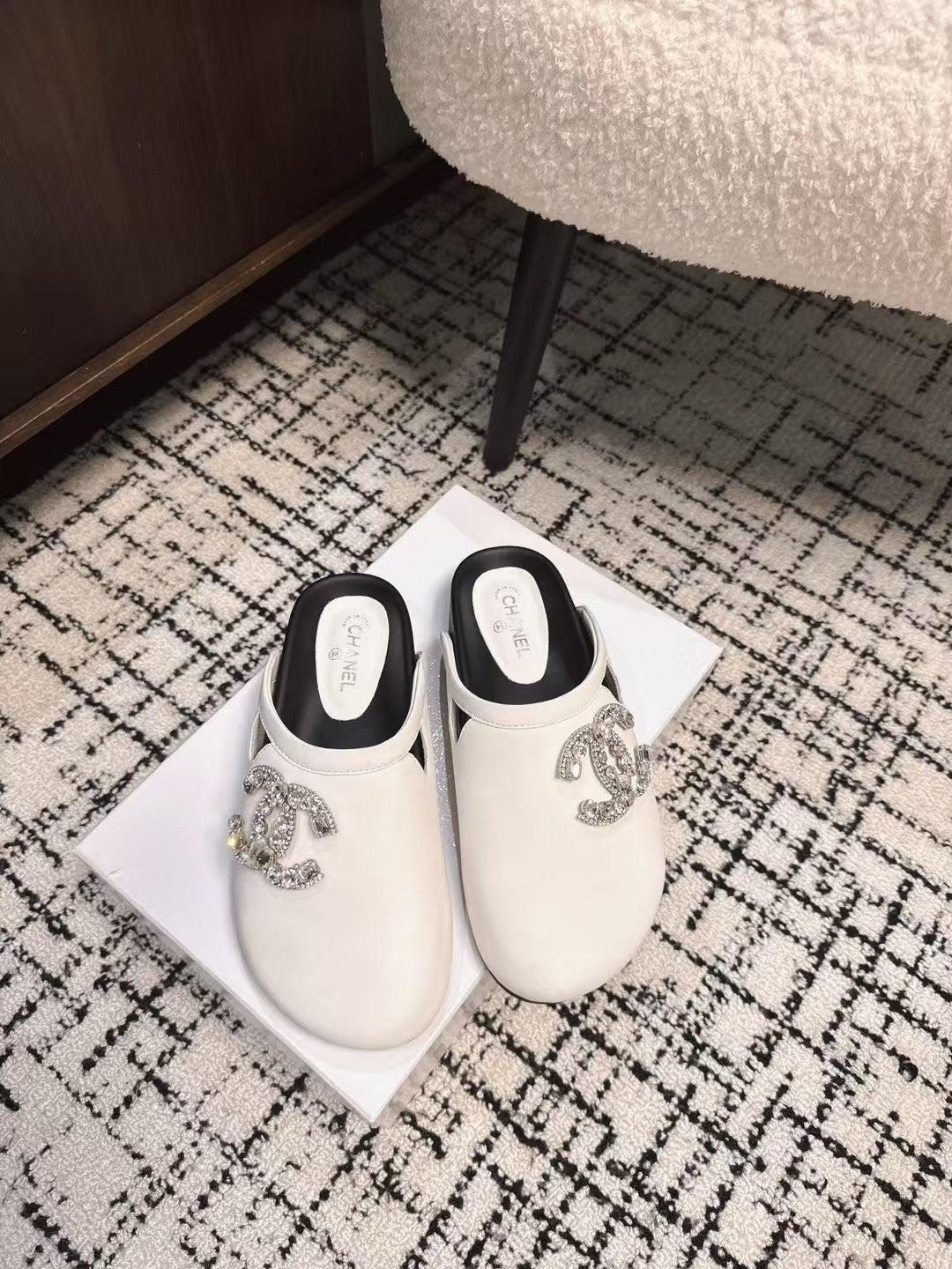 CHANEL FLAT MULES IN WHITE CALFSKIN