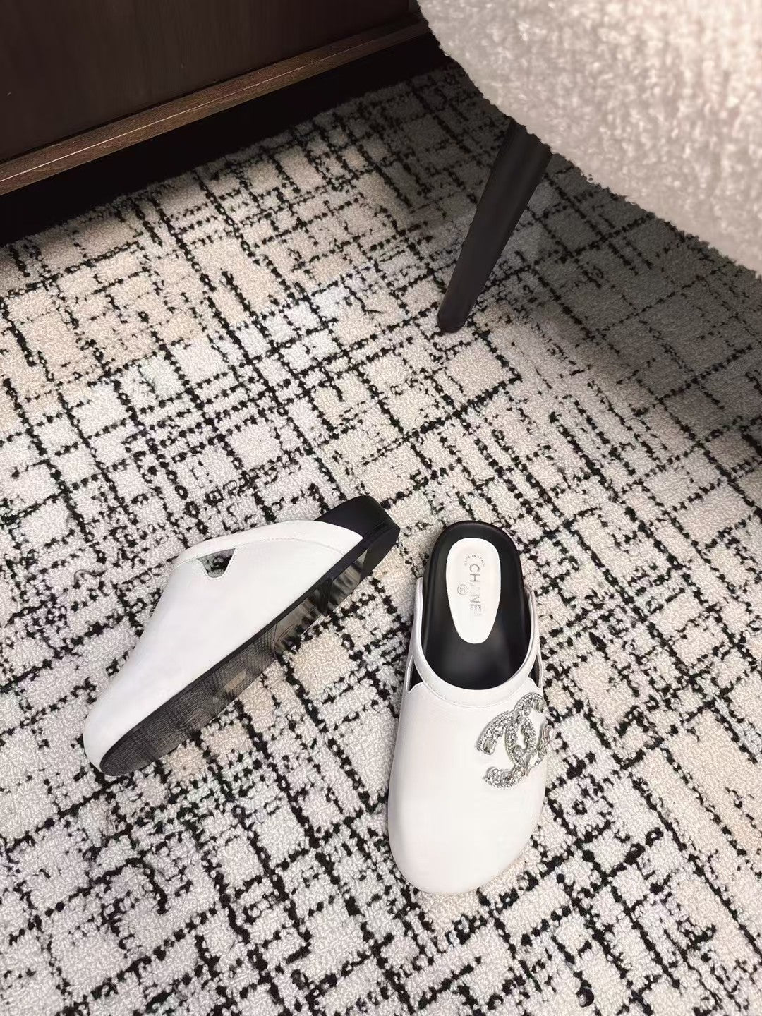 CHANEL FLAT MULES IN WHITE CALFSKIN