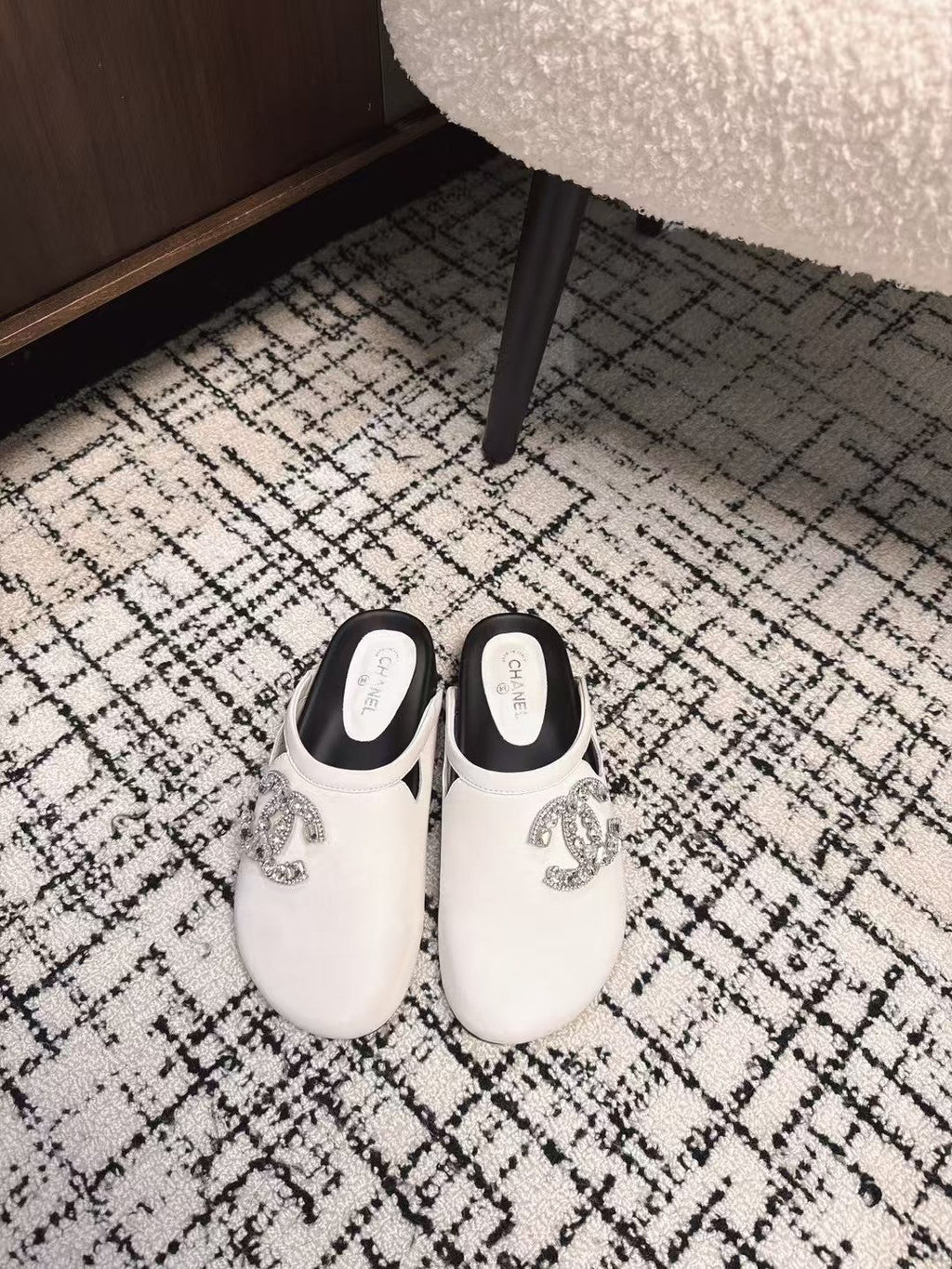 CHANEL FLAT MULES IN WHITE CALFSKIN