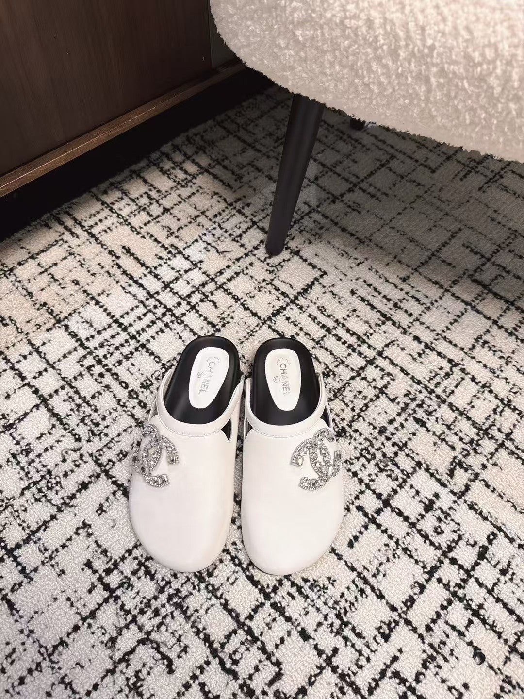 CHANEL FLAT MULES IN WHITE CALFSKIN