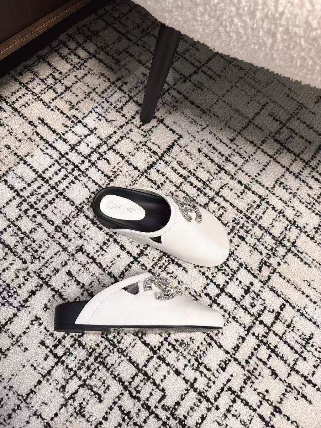 CHANEL FLAT MULES IN WHITE CALFSKIN