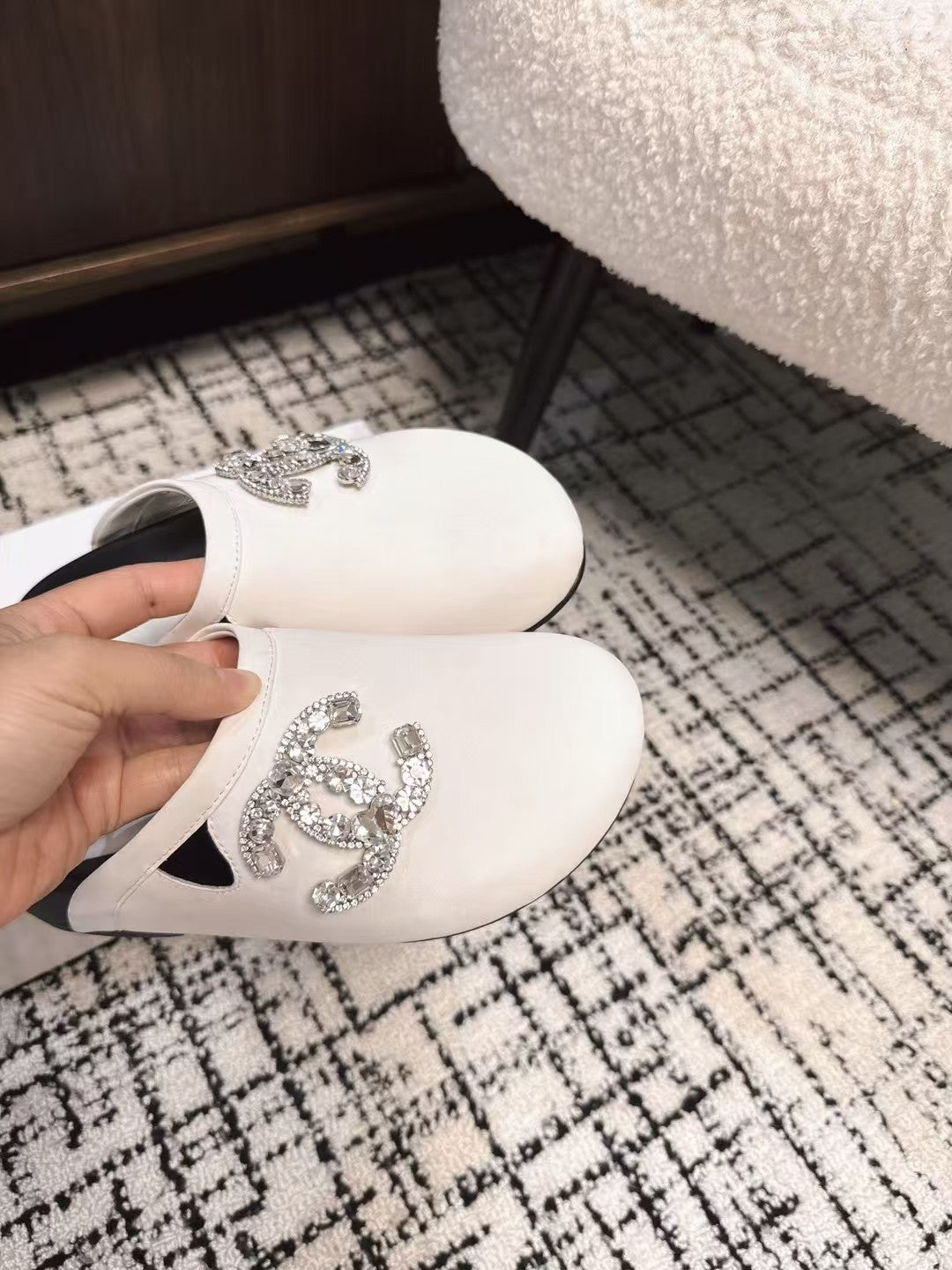 CHANEL FLAT MULES IN WHITE CALFSKIN