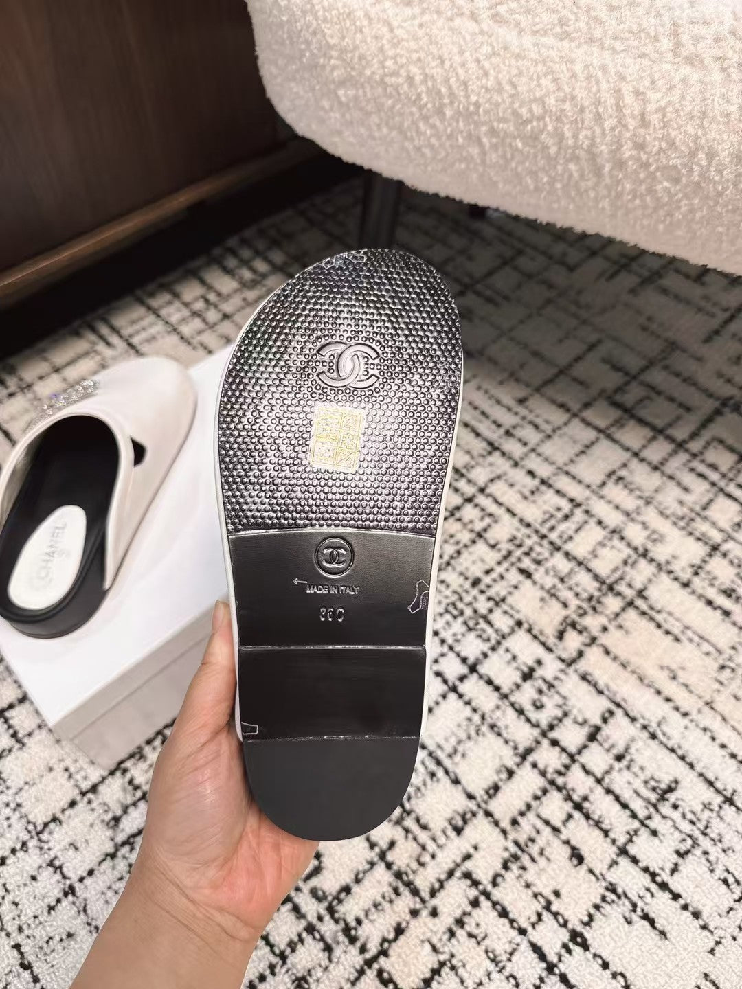 CHANEL FLAT MULES IN WHITE CALFSKIN