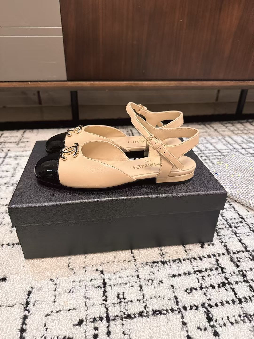 CHANEL FLAT SLINGBACKS IN MACAROON BEIGE MIX BLACK CALFSKIN