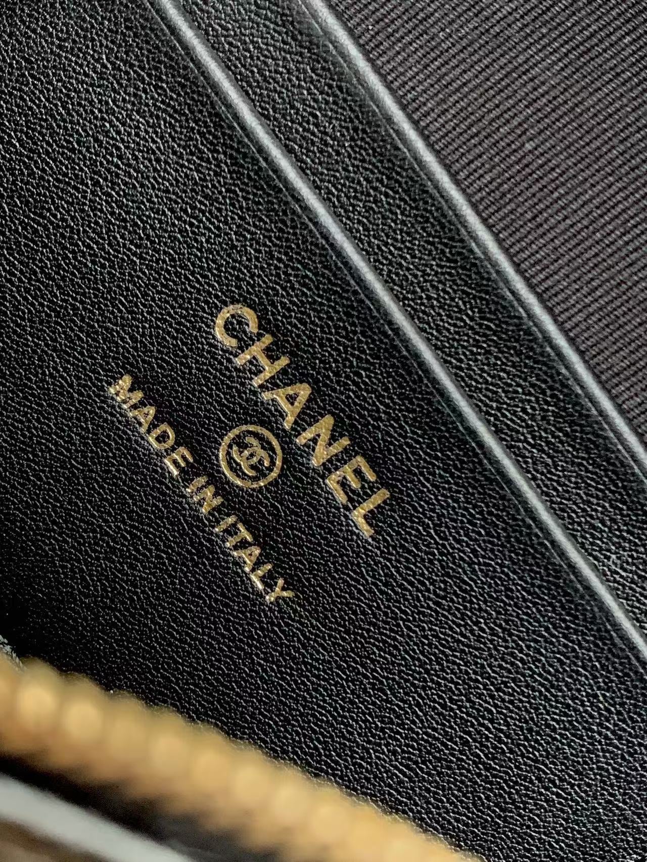 CHANEL VANITY CASE 19 IN BLACK GRAINED CALFSKIN GOLD HARDWARE