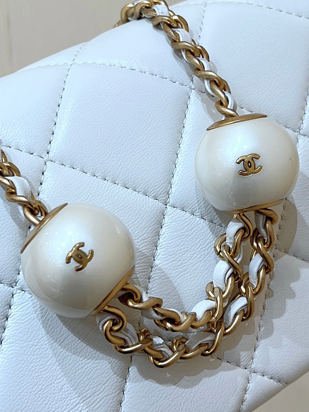 CHANEL 25S  CROSSBODY HANDBAG 17 IN WHITE LAMBSKIN GOLD HARDWARE