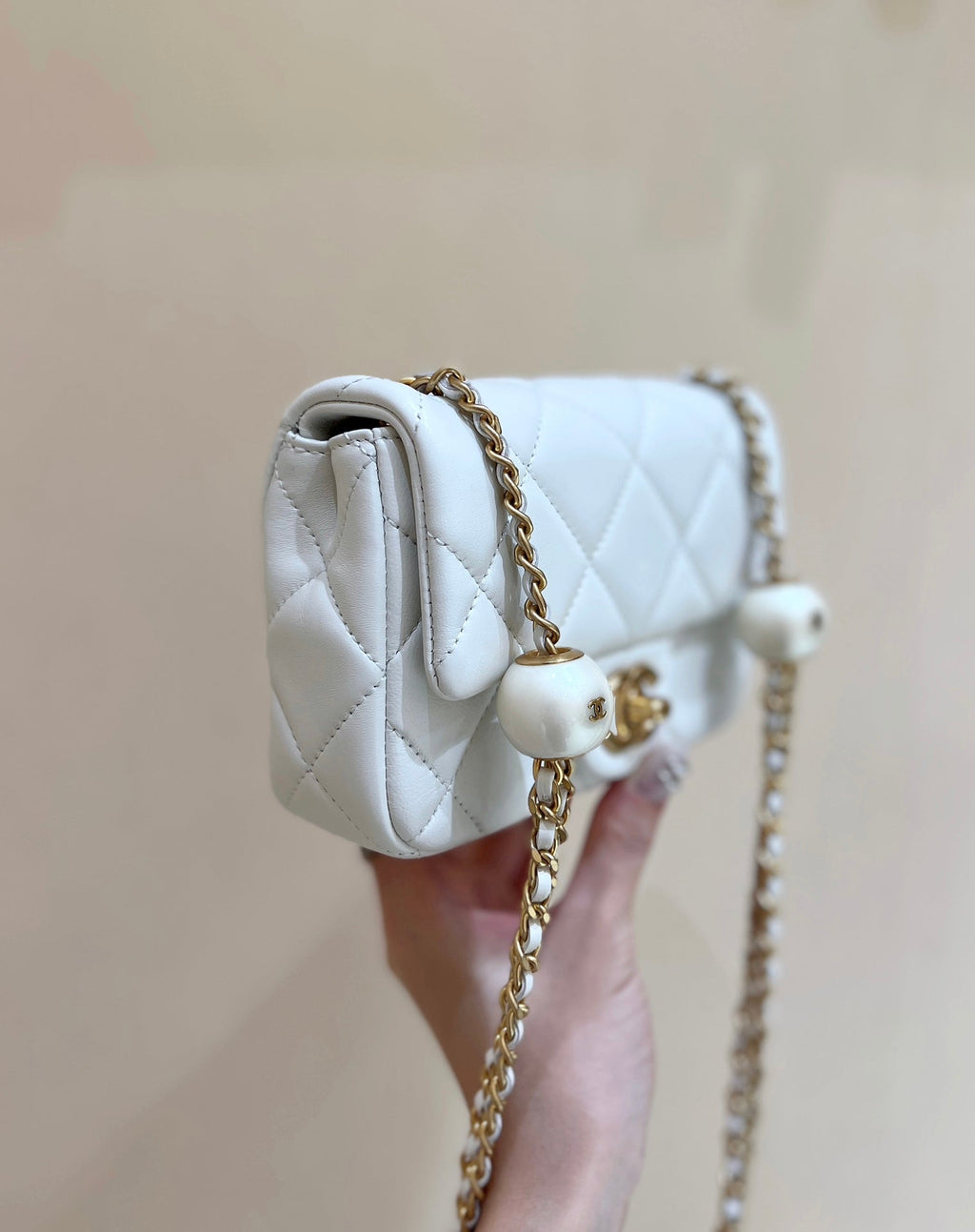 CHANEL 25S  CROSSBODY HANDBAG 17 IN WHITE LAMBSKIN GOLD HARDWARE