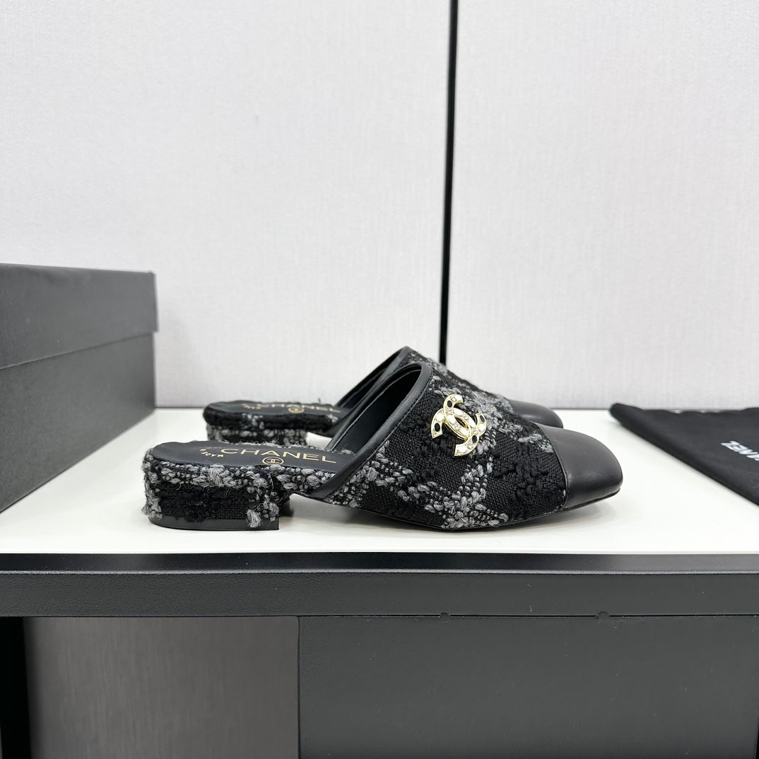 CHANEL FLAT MULE IN BLACK WOOL TWEED AND CALFSKIN GOLD HARDWARE