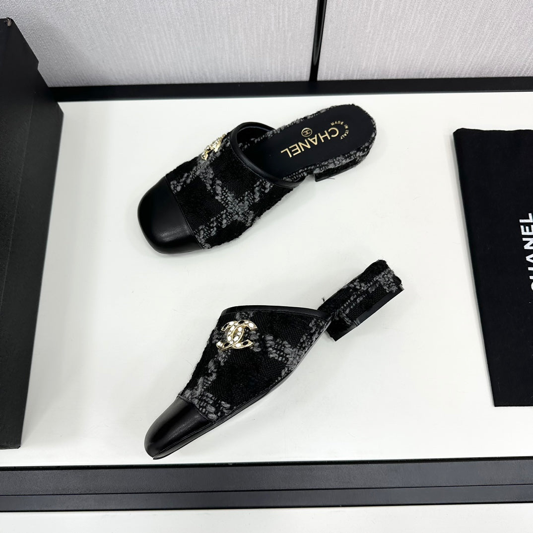CHANEL FLAT MULE IN BLACK WOOL TWEED AND CALFSKIN GOLD HARDWARE