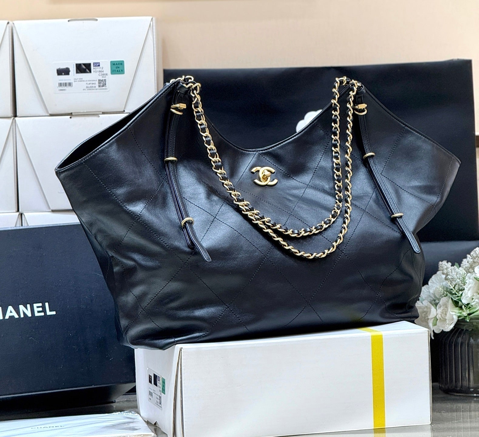 CHANEL LARGE MAXI SHOPPING BAG 59 IN BLACK CALFSKIN GOLD-TONE METAL