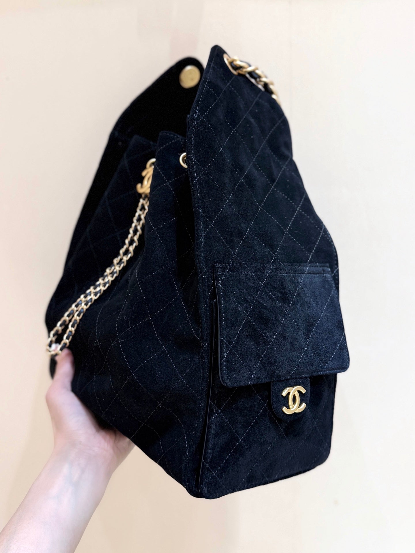 CHANEL 25 HANDBAG 40 IN BLACK SUEDE GOLD HARDWARE
