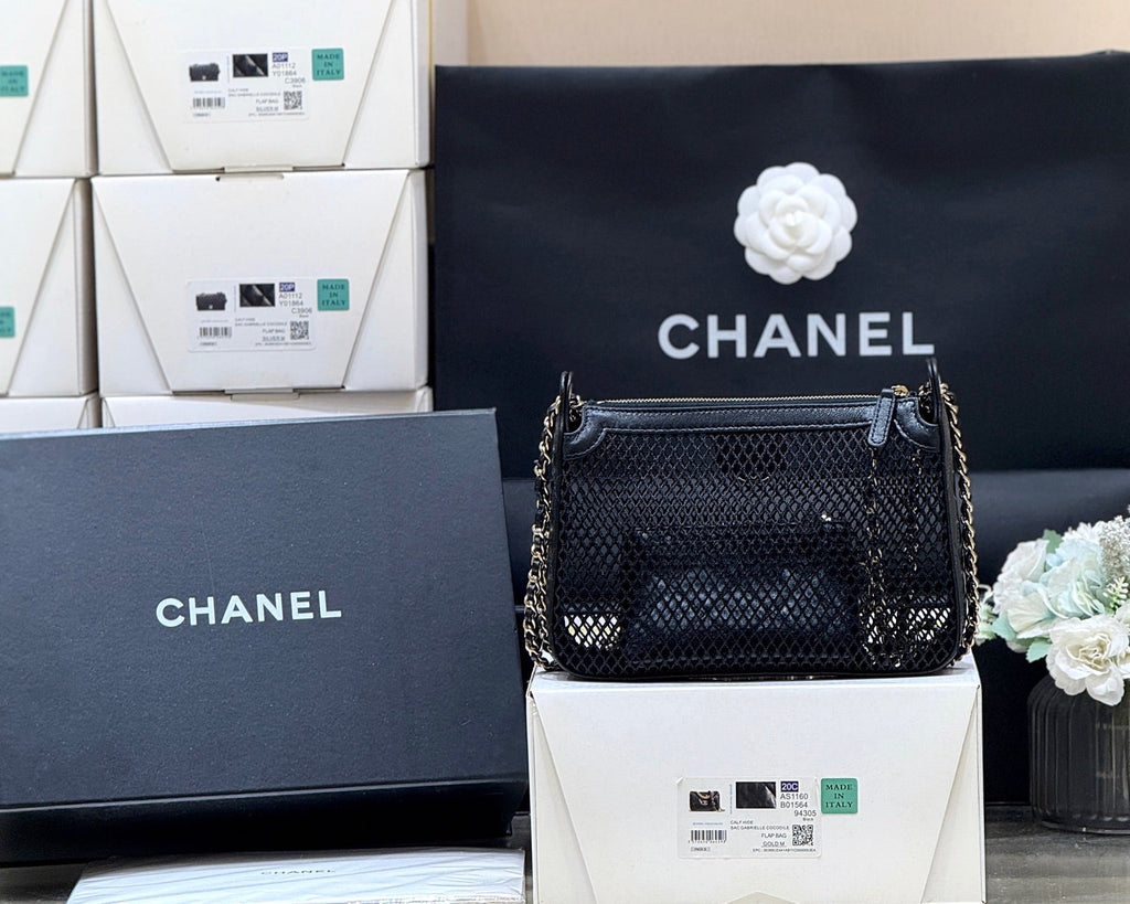 CHANEL MESH POUCH 20 IN BLACK EFFECT LAMBSKIN WITH GOLD HARDWARE
