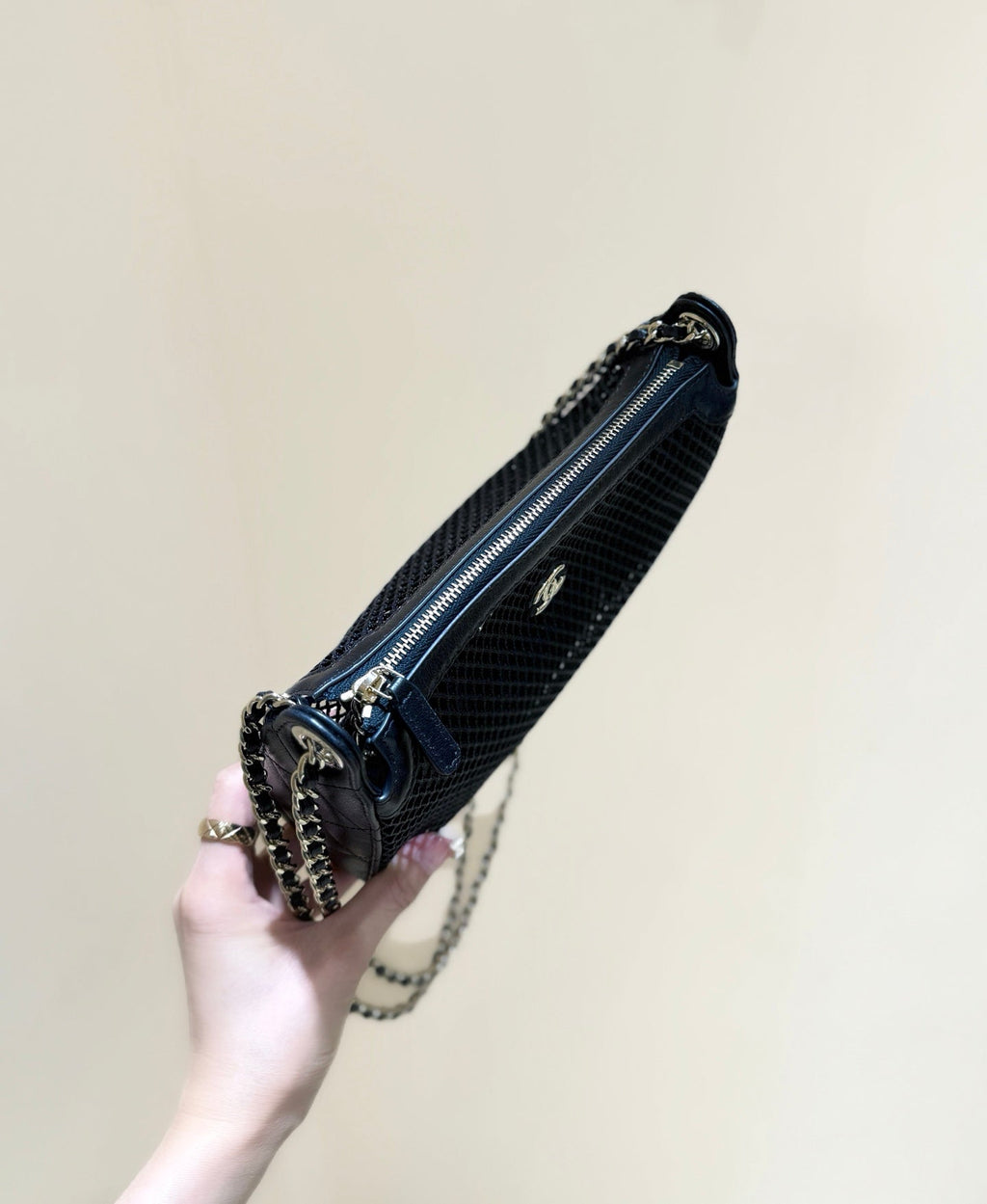 CHANEL MESH POUCH 20 IN BLACK EFFECT LAMBSKIN WITH GOLD HARDWARE