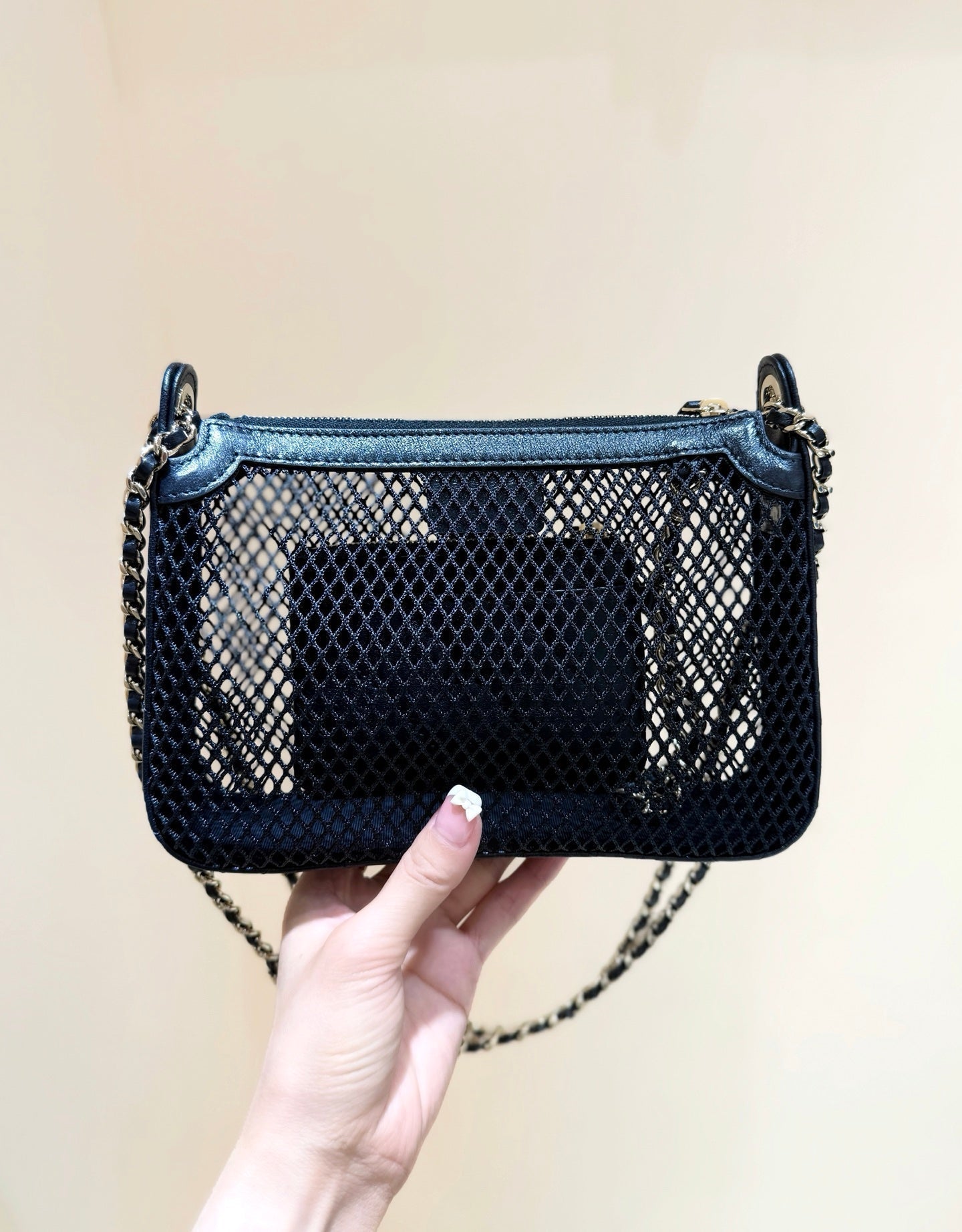 CHANEL MESH POUCH 20 IN BLACK EFFECT LAMBSKIN WITH GOLD HARDWARE