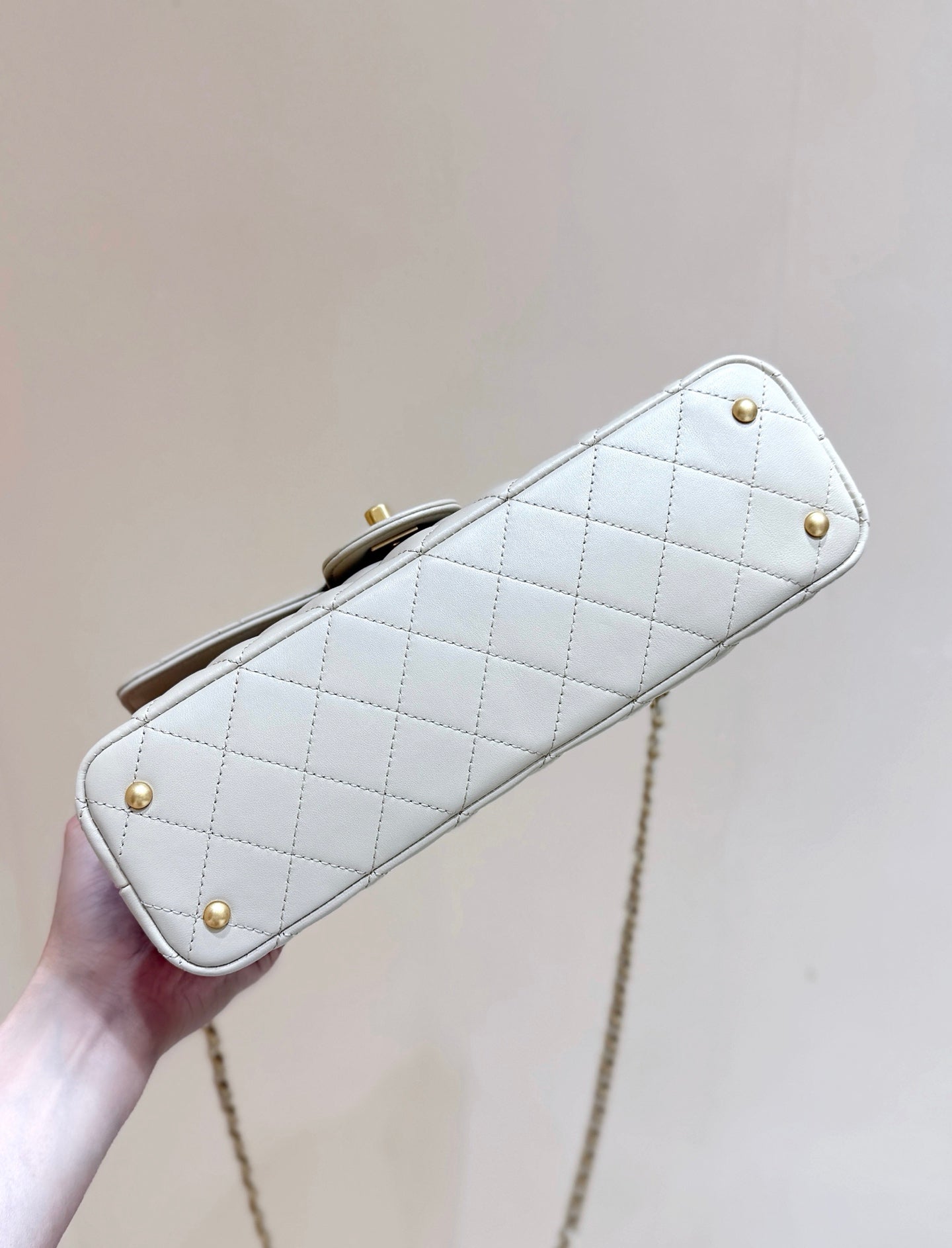 CHANEL QUILTED FLAP BAG WITH HANDLE 26 IN BEIGE LAMBSKIN GOLD PLATED METAL
