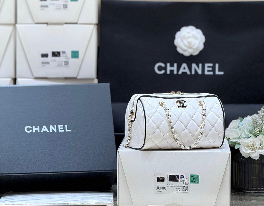 CHANEL 25S CLUTCH WITH CHAIN 18 IN WHITE LAMBSKIN