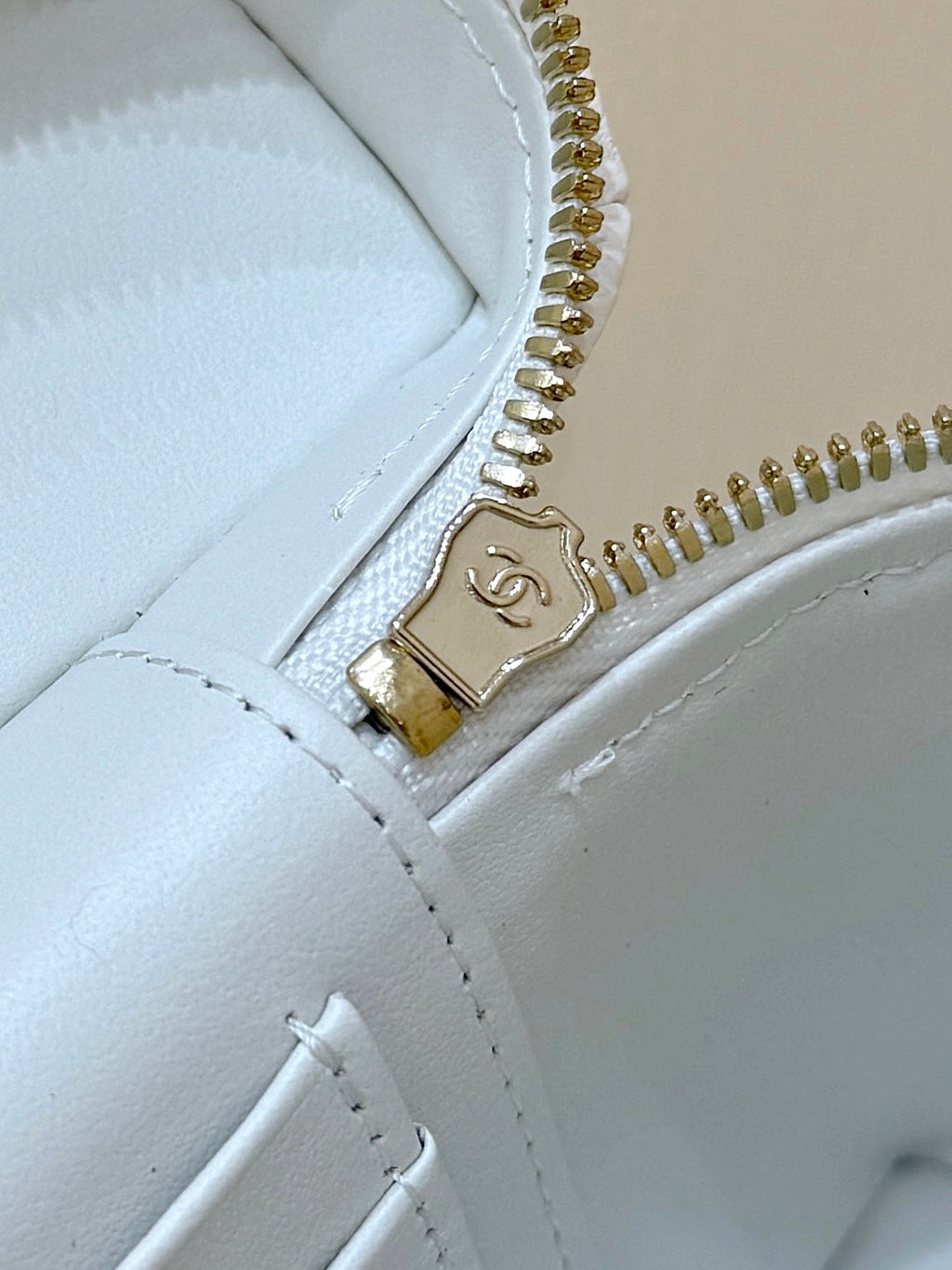 CHANEL STRASS VANITY QUILTED CASE 19 IN WHITE CALFSKIN WITH GOLD METALLIC