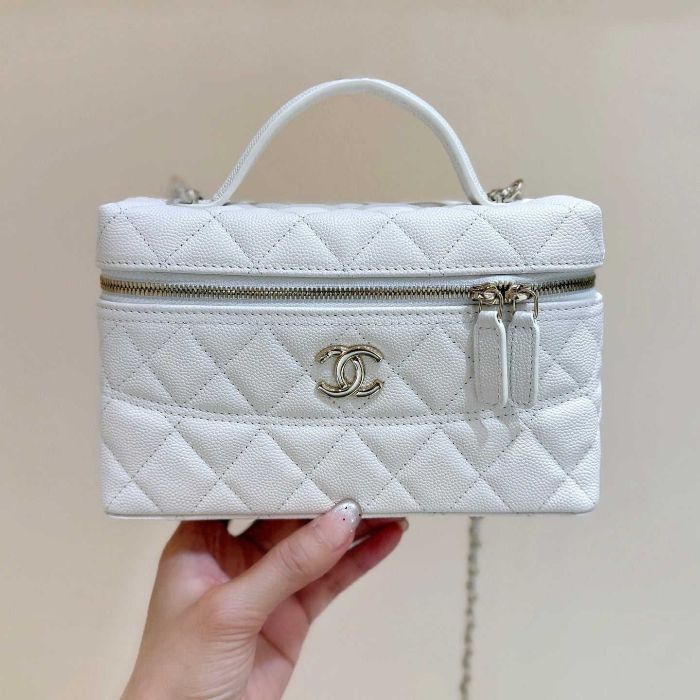 CHANEL STRASS VANITY QUILTED CASE 19 IN WHITE CALFSKIN WITH GOLD METALLIC