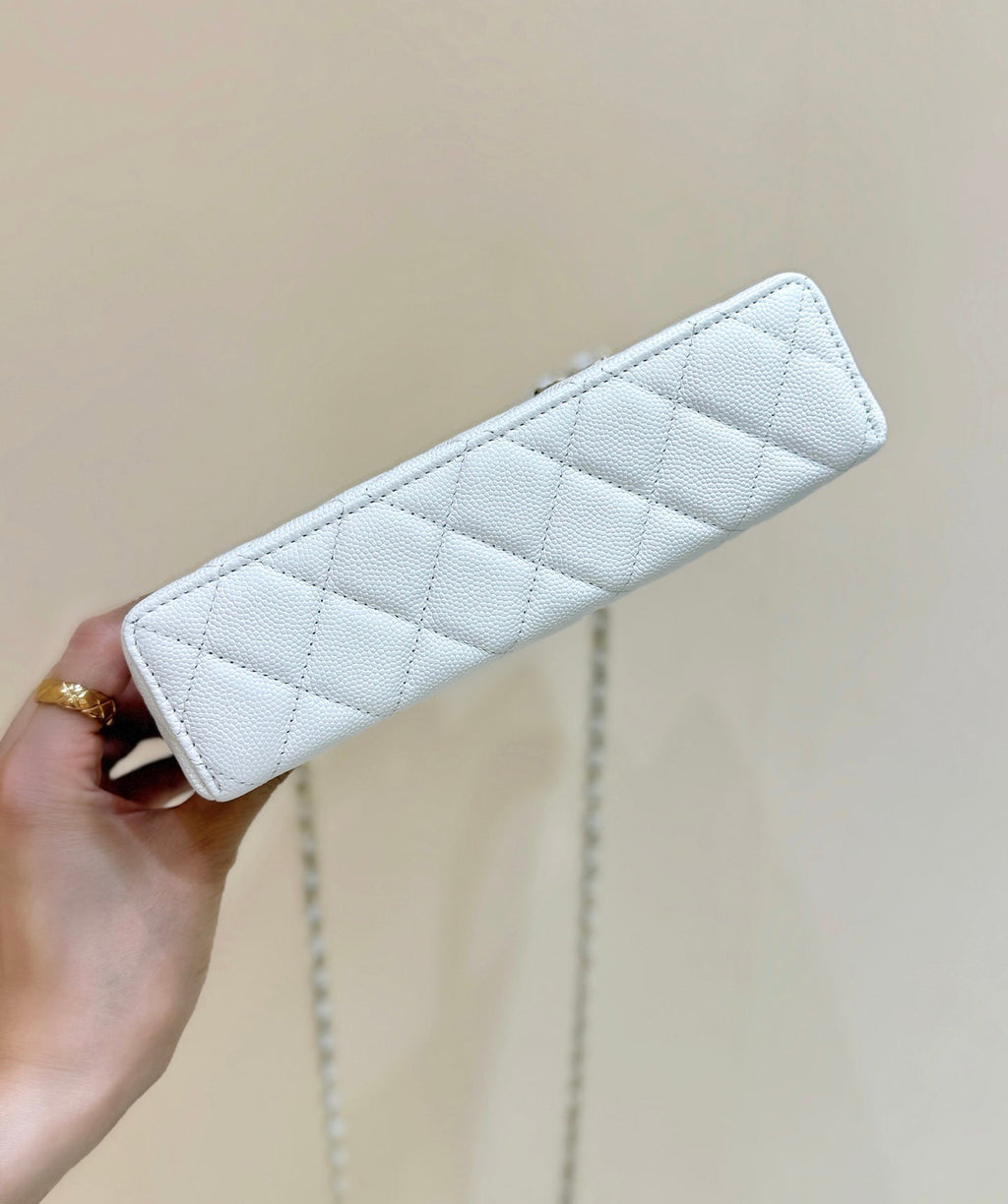 CHANEL STRASS VANITY QUILTED CASE 19 IN WHITE CALFSKIN WITH GOLD METALLIC