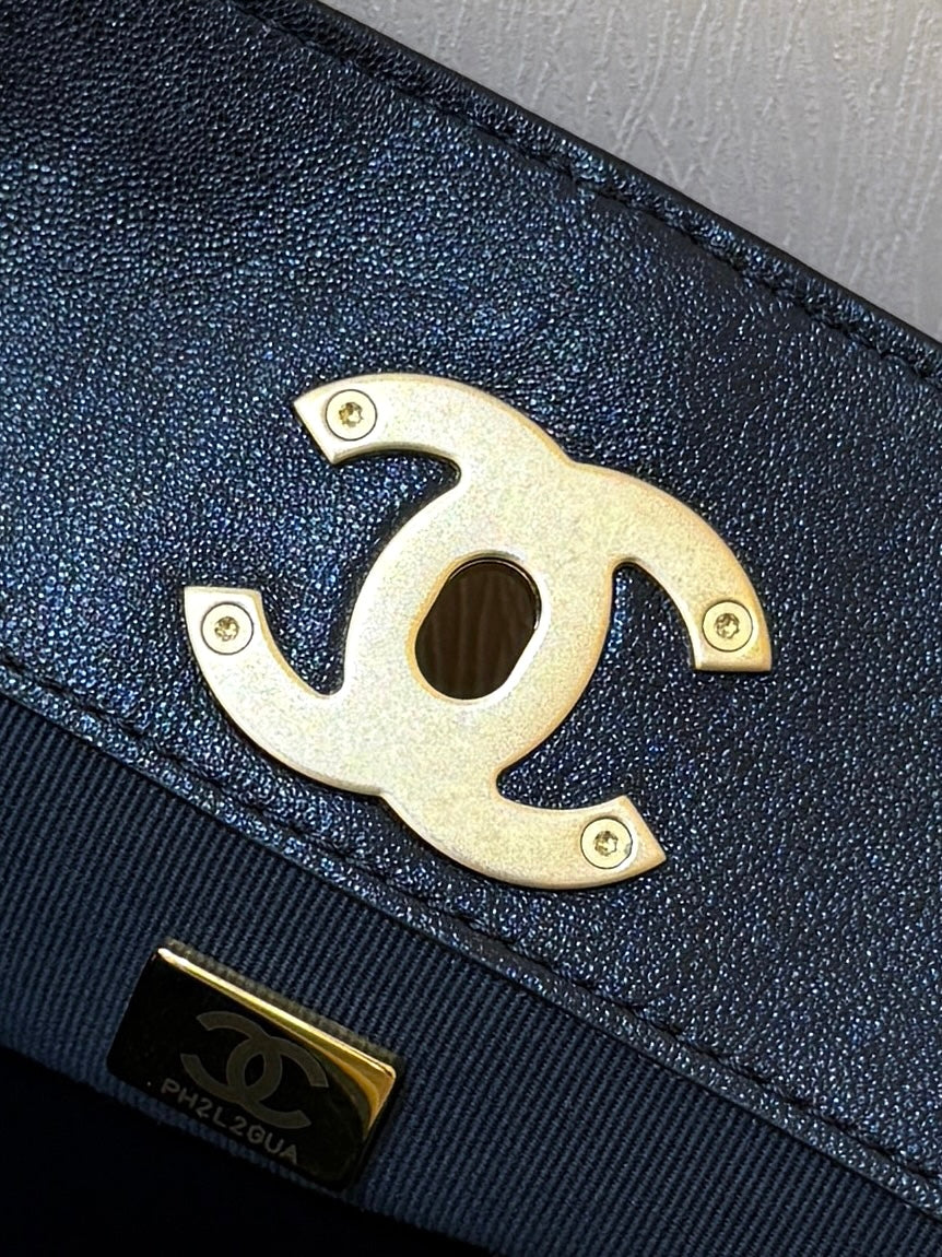 CHANEL 25S LARGE HOBO BAG 36 IN SUEDE COMBINED WITH LAMBSKIN GOLD HARDWARE