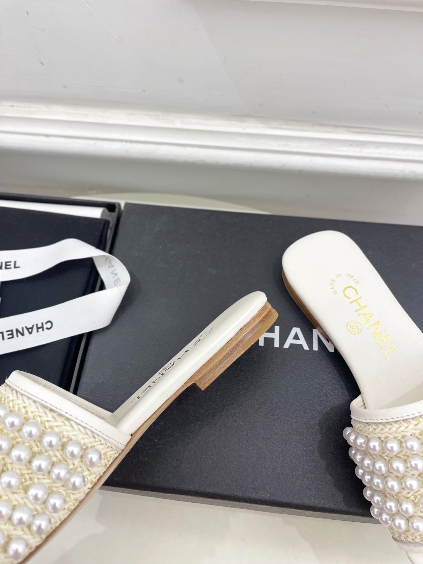 CHANEL FLAT SLIDE IN WHITE CALFSKIN WITH PEARLS