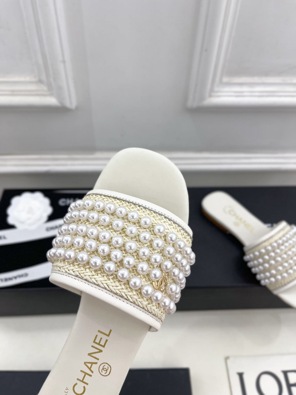 CHANEL FLAT SLIDE IN WHITE CALFSKIN WITH PEARLS